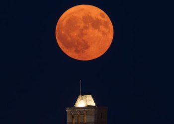 Detalle de la súper luna captada en Ibiza por Paco Natera.