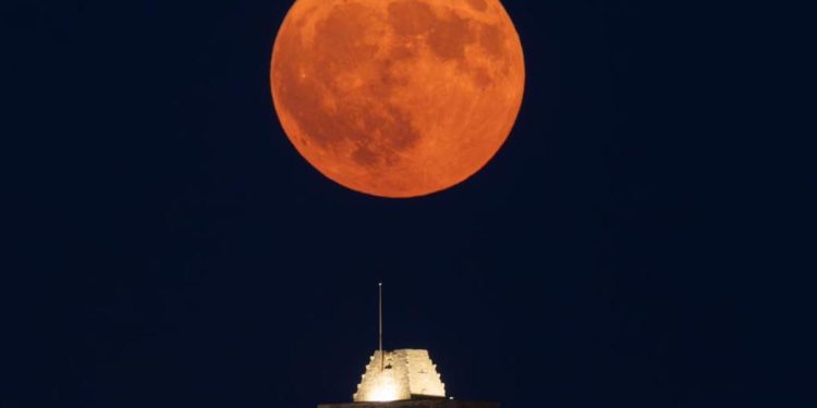 Detalle de la súper luna captada en Ibiza por Paco Natera.