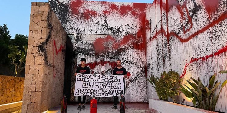 Imagen de la fachada de la mansión de Messi en Ibiza rociada de pintura por activistas de Futuro Vegetal.