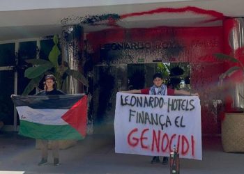 Futuro Vegetal ha enviado a dos activistas a vandalizar la entrada de Leonardo Hotels por su apoyo, afirman, al "genocidio" en Palestina.