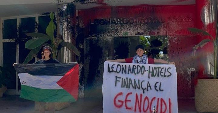Futuro Vegetal ha enviado a dos activistas a vandalizar la entrada de Leonardo Hotels por su apoyo, afirman, al "genocidio" en Palestina.