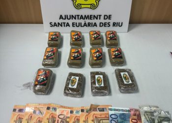 Doce tabletas de hachís y 440 euros en efectivo. Policía Local de Santa Eulària.