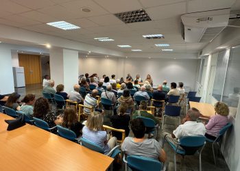 Un momento de la reunión del vecindario de Puig d'en Valls en la actividad 'Digues la teua' convocada por el Ayuntamiento de Santa Eulària.