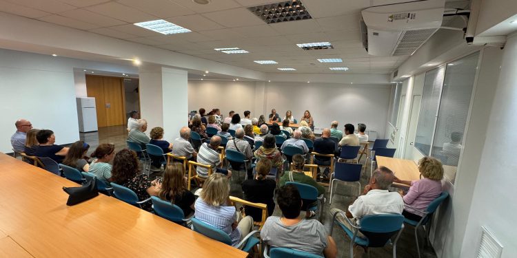 Un momento de la reunión del vecindario de Puig d'en Valls en la actividad 'Digues la teua' convocada por el Ayuntamiento de Santa Eulària.
