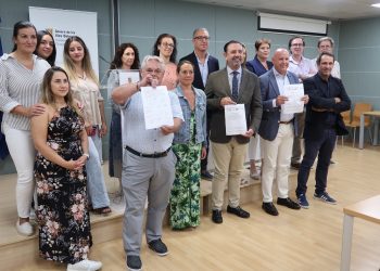 Los asistentes a la reunión muestran el calendario acordado tras el encuentro.