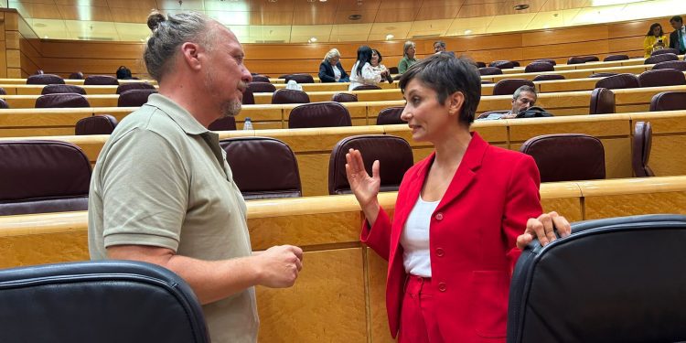 El senador Juanjo Ferrer y  ministra de Vivienda y Agenda Urbana, Isabel Rodríguez.