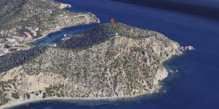 Ubicación de las fincas a subasta en Cala Llonga, Santa Eulària, Ibiza, en una imagen compartida por la plataforma Escrapalia.
