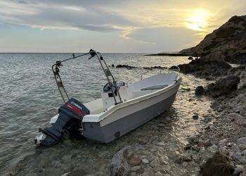 Imagen de una patera abandonada en la costa de Formentera. Foto Jaume Escandell