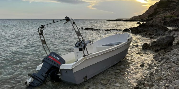 Imagen de una patera abandonada en la costa de Formentera. Foto Jaume Escandell