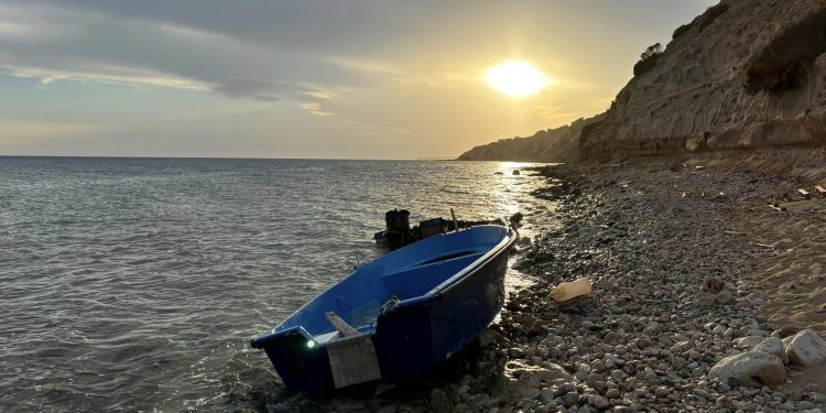Una patera en Formentera en una imagen de archivo. Foto: Jaume Escandell