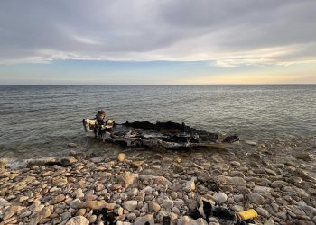 Una patera calcinada en Formentera en uno de los desembarcos recientes en la isla. Foto Jaume Escandell