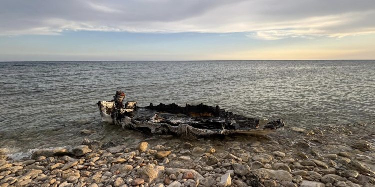 Una patera calcinada en Formentera en uno de los desembarcos recientes en la isla. Foto Jaume Escandell