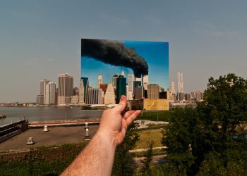 Imagen de Jason Powell en Flickr: 'Looking Into the Past: World Trade Center Burning, September 11, 2001'
