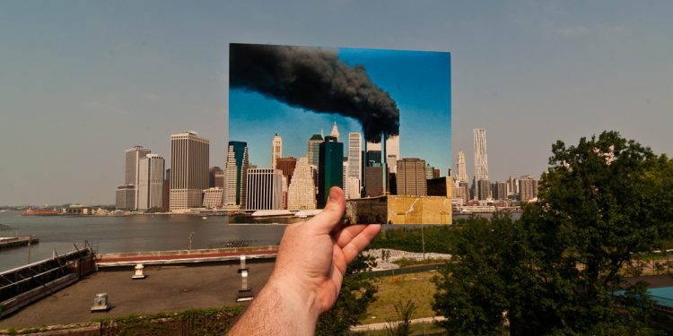Imagen de Jason Powell en Flickr: 'Looking Into the Past: World Trade Center Burning, September 11, 2001'