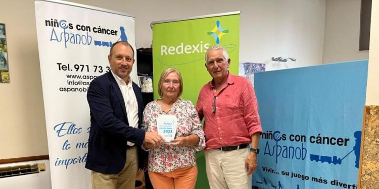 Hernando Rayo, a la izquierda de la imagen, en un acto de Redexis con la Asociación de Padres de Niños con Cáncer de Baleares (Aspanob).