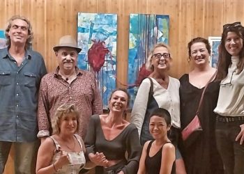 Carolina de Ibiza, en el centro de la imagen, con algunas de las personas que asistieron a la inauguración. Fotos Jaume Riera