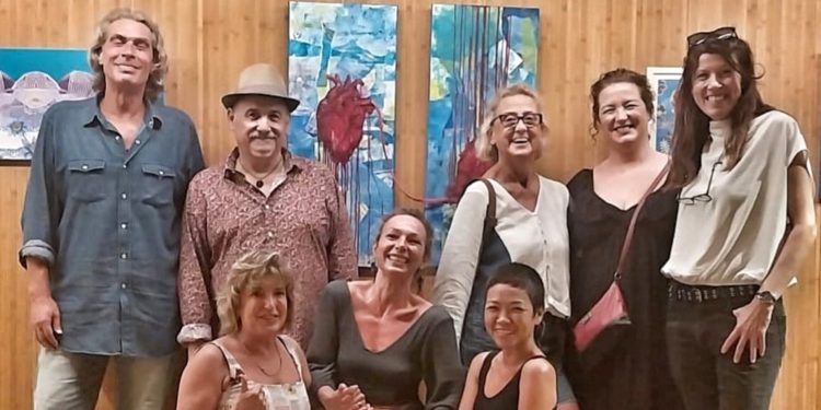 Carolina de Ibiza, en el centro de la imagen, con algunas de las personas que asistieron a la inauguración. Fotos Jaume Riera