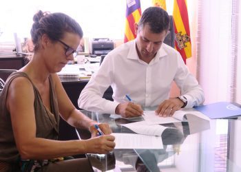 Firma del convenio. Foto: Ayuntamiento de Sant Antoni