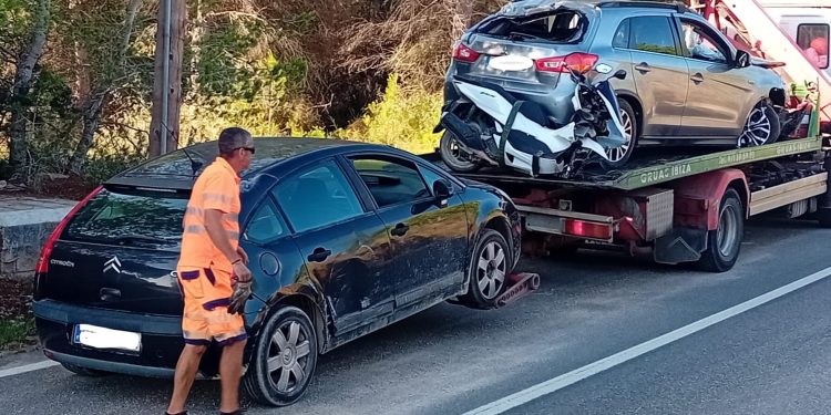 Los vehículos implicados han sido retirados por Grúas Ibiza, que también se ha llevado la moto implicada en otro accidente esta mañana.