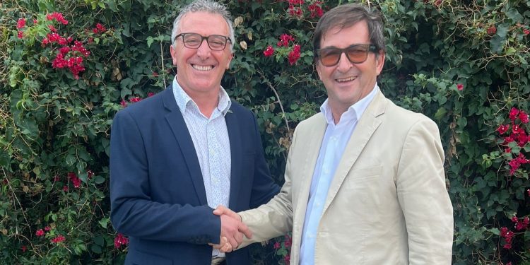 Alfonso Rojo, de Frutas La Palentina de Sant Jordi, junto a Juan Carlos Fernández.