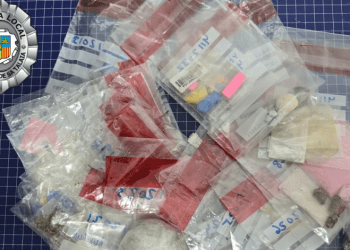 Bolsas con droga preparada para la venta, en una imagen compartida por la Policía Local de Sant Josep.