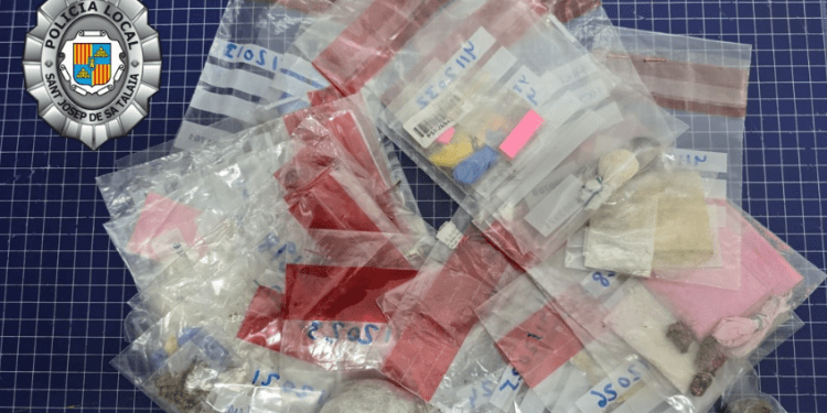 Bolsas con droga preparada para la venta, en una imagen compartida por la Policía Local de Sant Josep.
