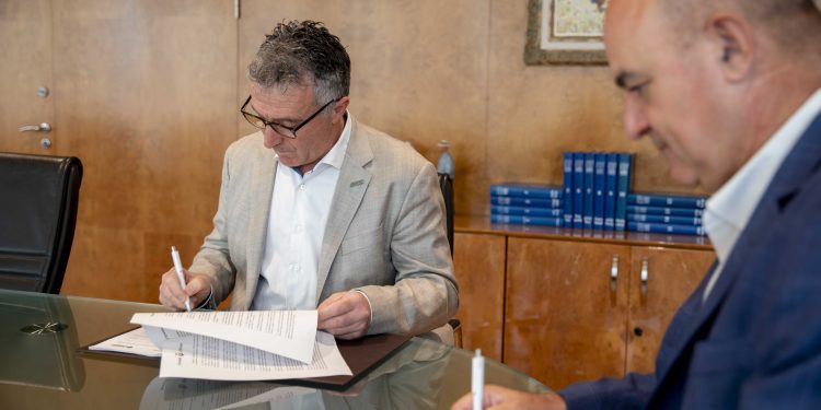 Firma del convenio. Foto: Consell de Ibiza