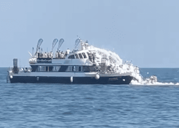 Barco lanzando espuma al mar en esta 'fiesta de la espuma' en alta mar para turistas en lo que parece un party boat. Imagen Rafa Ruiz red X