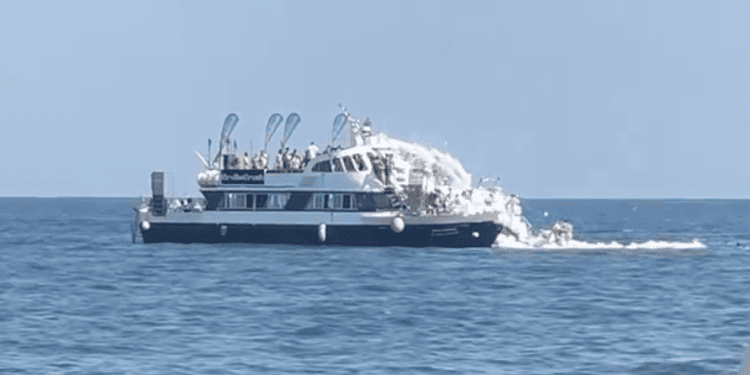 Barco lanzando espuma al mar en esta 'fiesta de la espuma' en alta mar para turistas en lo que parece un party boat. Imagen Rafa Ruiz red X