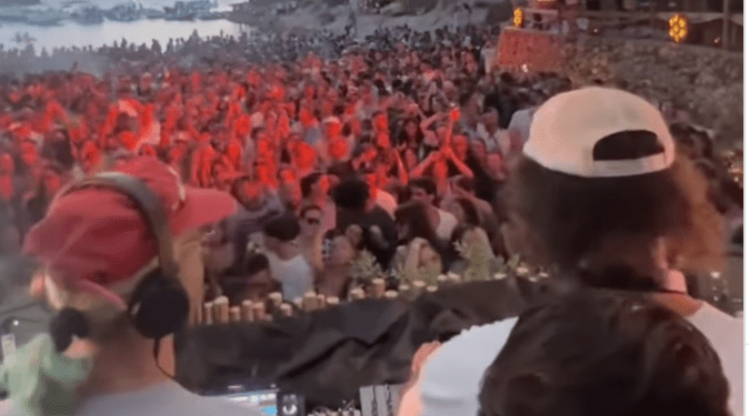 Captura del vídeo adjuntado por los socialistas de Sant Antoni sobre la fiesta en Cala Gracioneta.