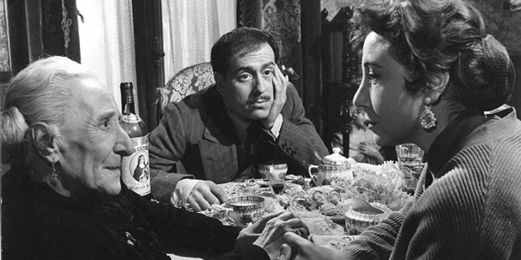 Un fotograma de 'El pisito' de  Isidoro Martínez Ferry y Marco Ferreri, con guion de Rafael Azcona y Ferreri.