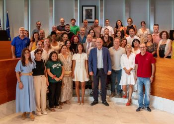 Vicent Marí y Maria Fajarnés rodeados del personal laboral y funcionarios que han tomado posesión de sus puestos.