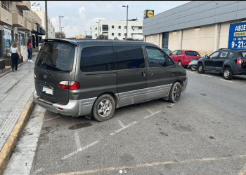 Furgoneta aparcada sobre un estacionamiento de bicicletas. Foto Policía Local