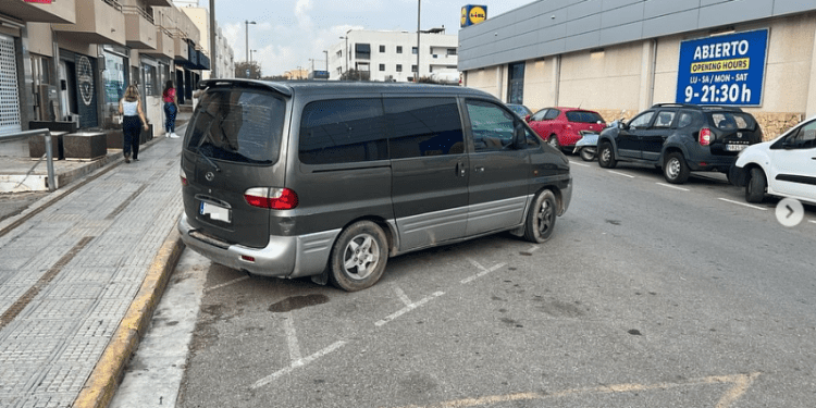 Furgoneta aparcada sobre un estacionamiento de bicicletas. Foto Policía Local