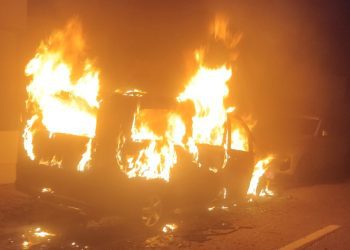 Imagen del vehículo incendiado. FOTO: @bombersdeivissa