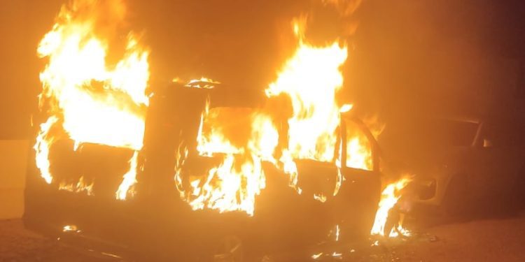 Imagen del vehículo incendiado. FOTO: @bombersdeivissa