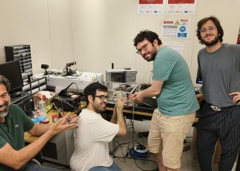 Juan José García Garrigós, a la izquierda de la imagen junto a sus compañeros de equipo que han desarrollado un microscopio capaz de detectar precozmente el melanoma. / I3M (CSIC – UPV)