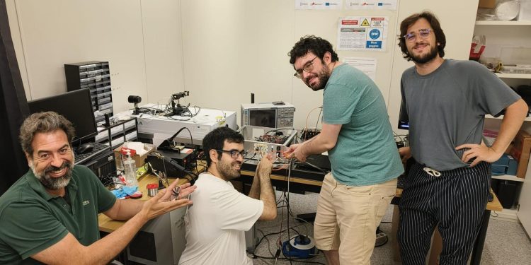 Juan José García Garrigós, a la izquierda de la imagen junto a sus compañeros de equipo que han desarrollado un microscopio capaz de detectar precozmente el melanoma. / I3M (CSIC – UPV)