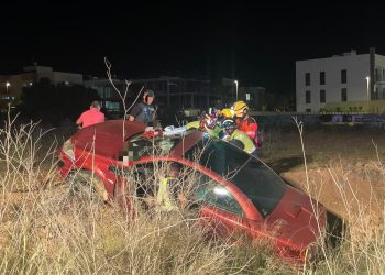 Maniobras para excarcelar al ocupante, en una imagen compartida por Bombers d'Eivissa.
