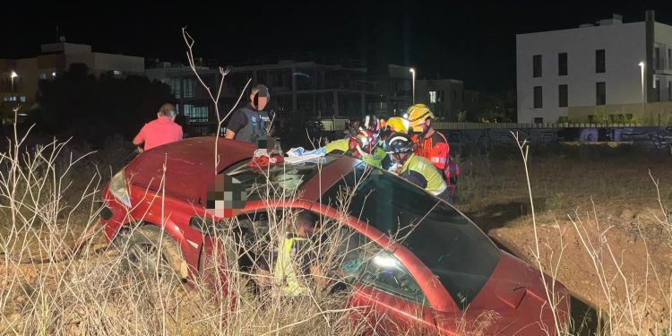 Maniobras para excarcelar al ocupante, en una imagen compartida por Bombers d'Eivissa.