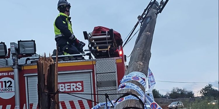 Actuación en el poste caído. Imagen Bombers d'Eivissa.