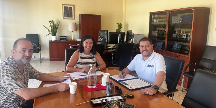 Una imagen de la reunión entre los representantes de la AEGC y Raquel Guasch, directora insular de la Administración del Estado en Ibiza y Formentera.