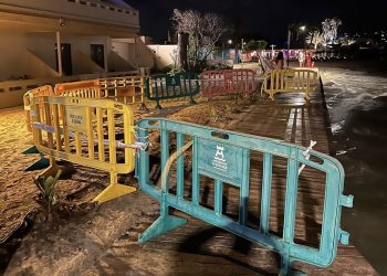 Parte de la pasalera de madera ha tenido que ser vallada tras los daños sufridos por el temporal de ayer, de apenas una hora de duración.. Fotos Ayuntamiento de Ibiza.