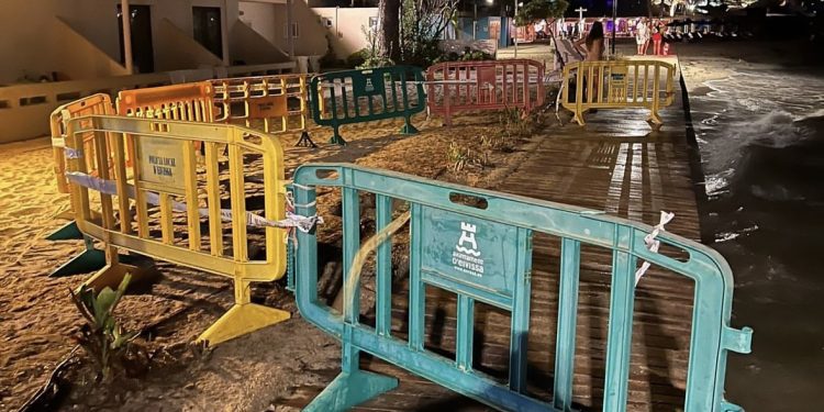 Parte de la pasalera de madera ha tenido que ser vallada tras los daños sufridos por el temporal de ayer, de apenas una hora de duración.. Fotos Ayuntamiento de Ibiza.