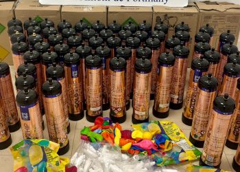 Botellas de óxido nitroso (gas de la risa) incautadas en Sant Antoni a vendedores ambulantes.