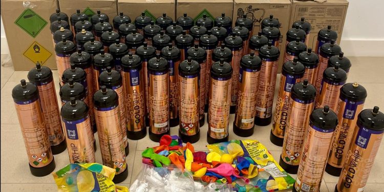 Botellas de óxido nitroso (gas de la risa) incautadas en Sant Antoni a vendedores ambulantes.