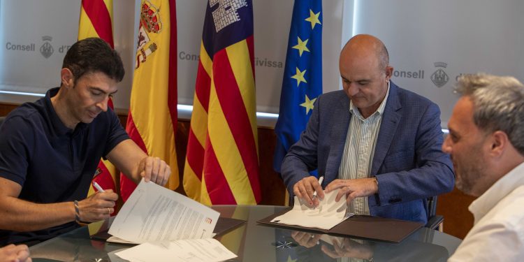 Vicent Marí y Alejandro Sancho firman la puesta en marcha de la iniciativa. Foto: Consell de Ibiza