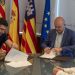 Vicent Marí y Alejandro Sancho firman la puesta en marcha de la iniciativa. Foto: Consell de Ibiza