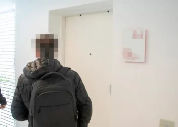 Imagen de archivo de una inspección a piso turístico ilegal de la isla de Ibiza