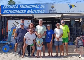 John Bertrand, en el centro de la imagen, durante su visita a las instalaciones en Talamanca del Club Náutico de Ibiza y Un mar de posibilidades.